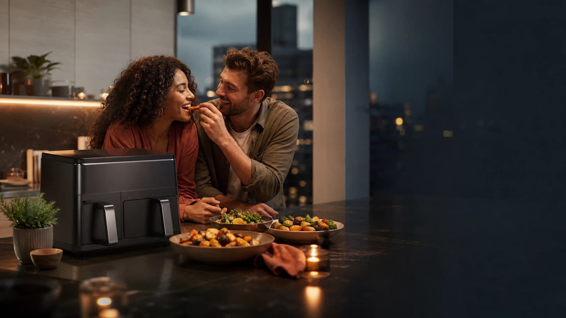 Paar genießt einen entspannten Abend mit Essen aus dem Airfryer